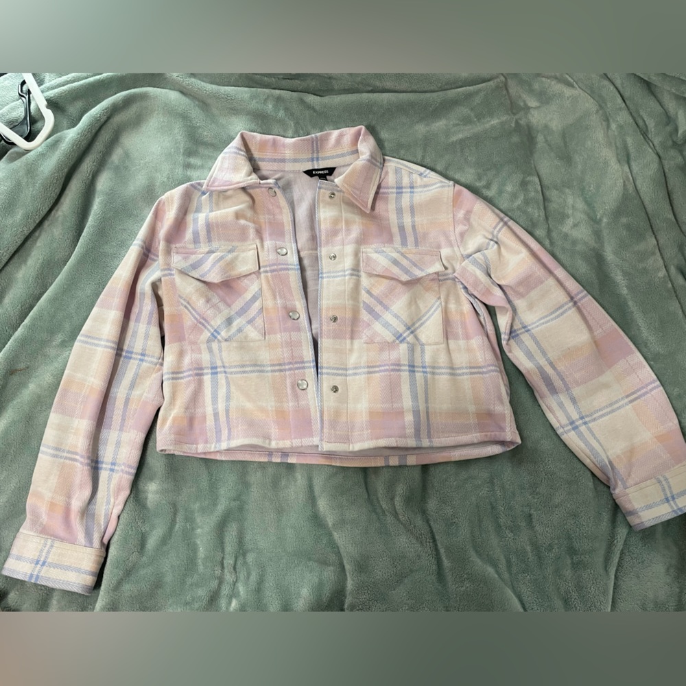 Cropped jacket. Pearl buttons. Soft material. Chest pockets